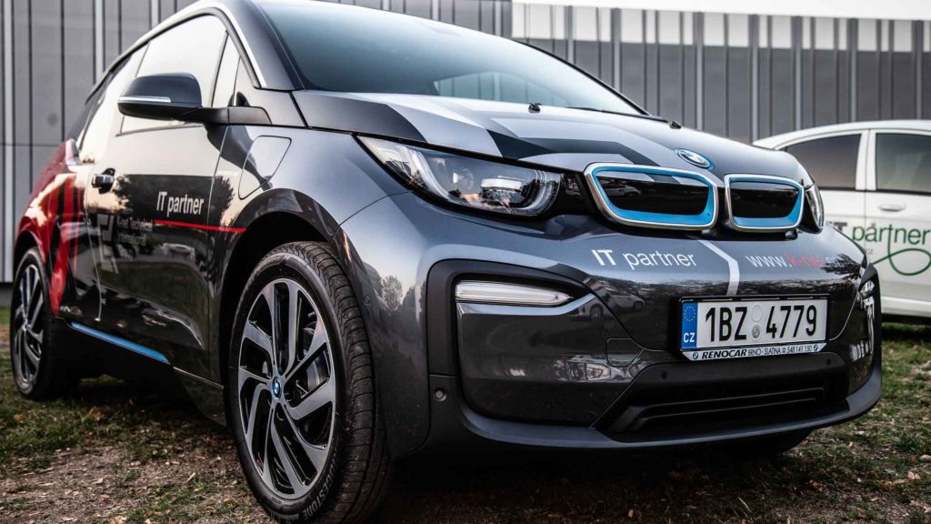 Pohled na přední část BMW z flotily K-net