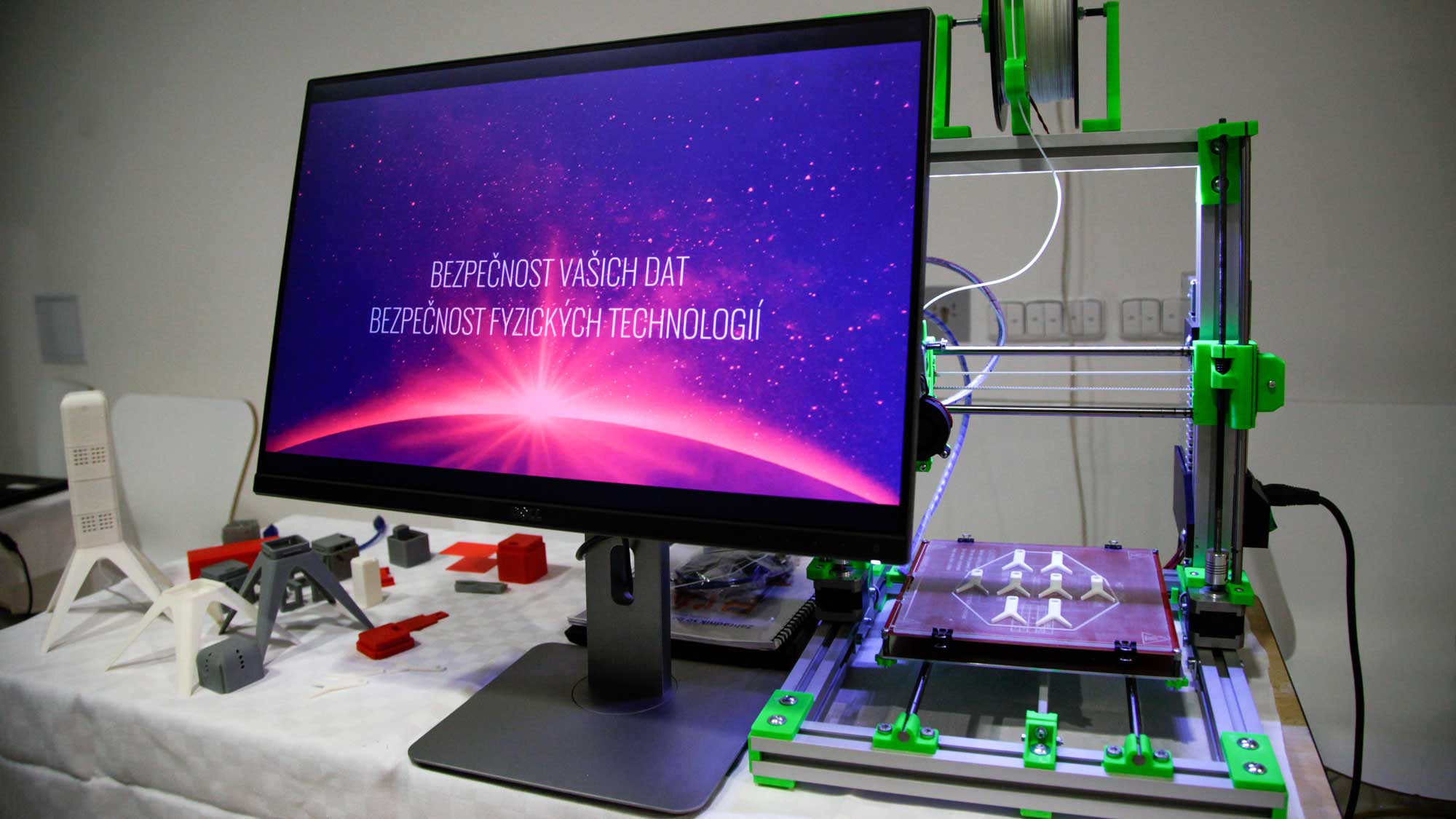 pohled na 3d tiskárnu používanou Simonem z K-netu k modelování prototypů netSense