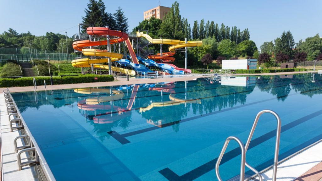 Outdoor swimming pool and waterslides by the K-net customer SAREZA