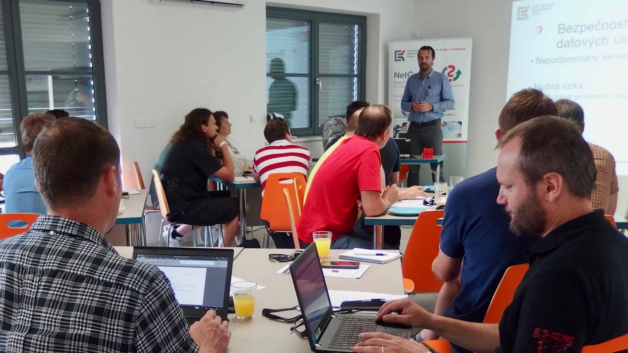 Petr Nepustil přednáší zákazníkům K-netu o GDPR v místnosti v Olesnici