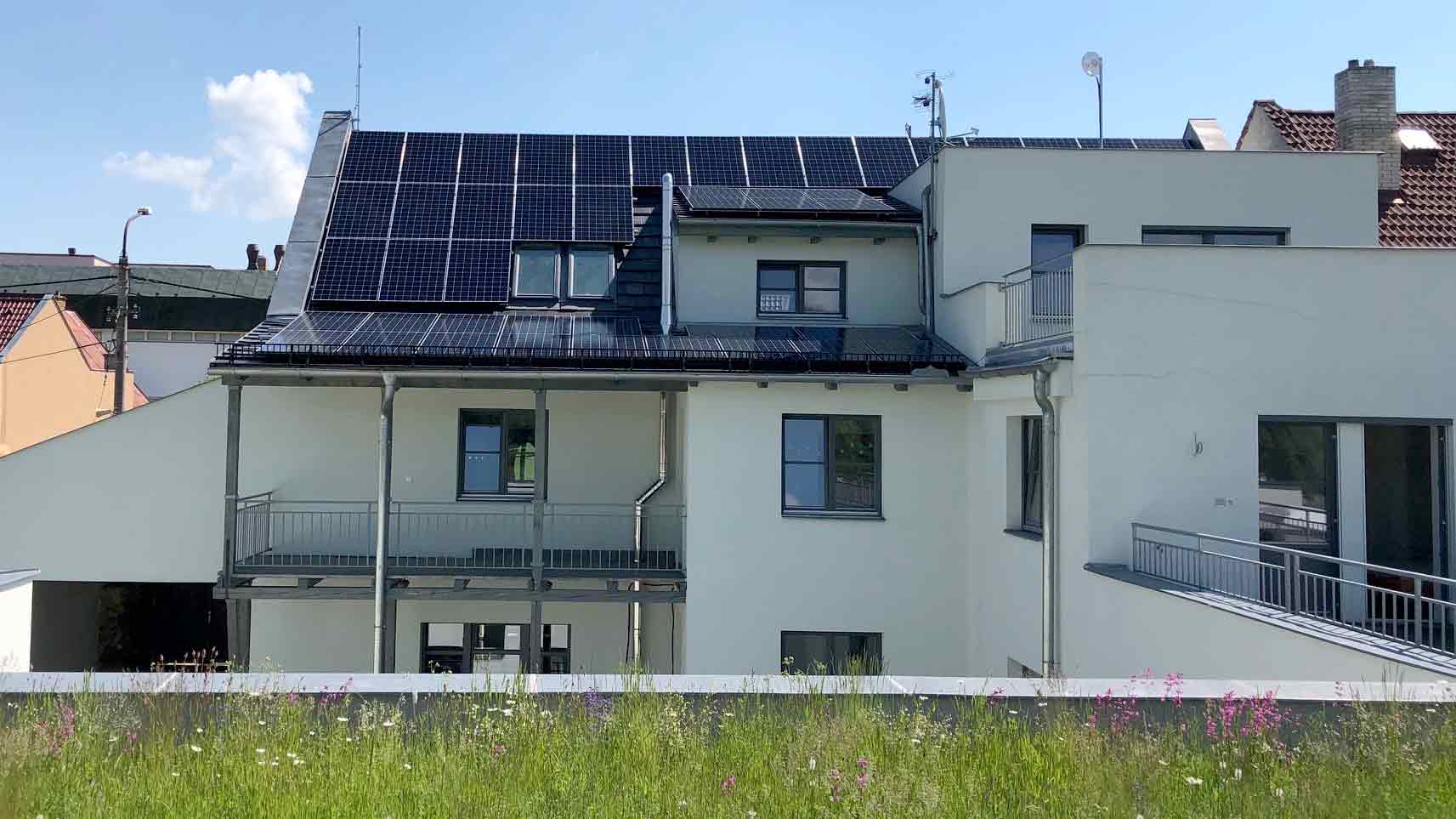 pohled na fotovoltaické panely v Olesnici