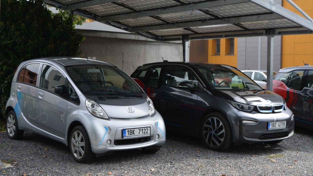 pohled na Peugeot iON a BMW i3 z K-net flotily