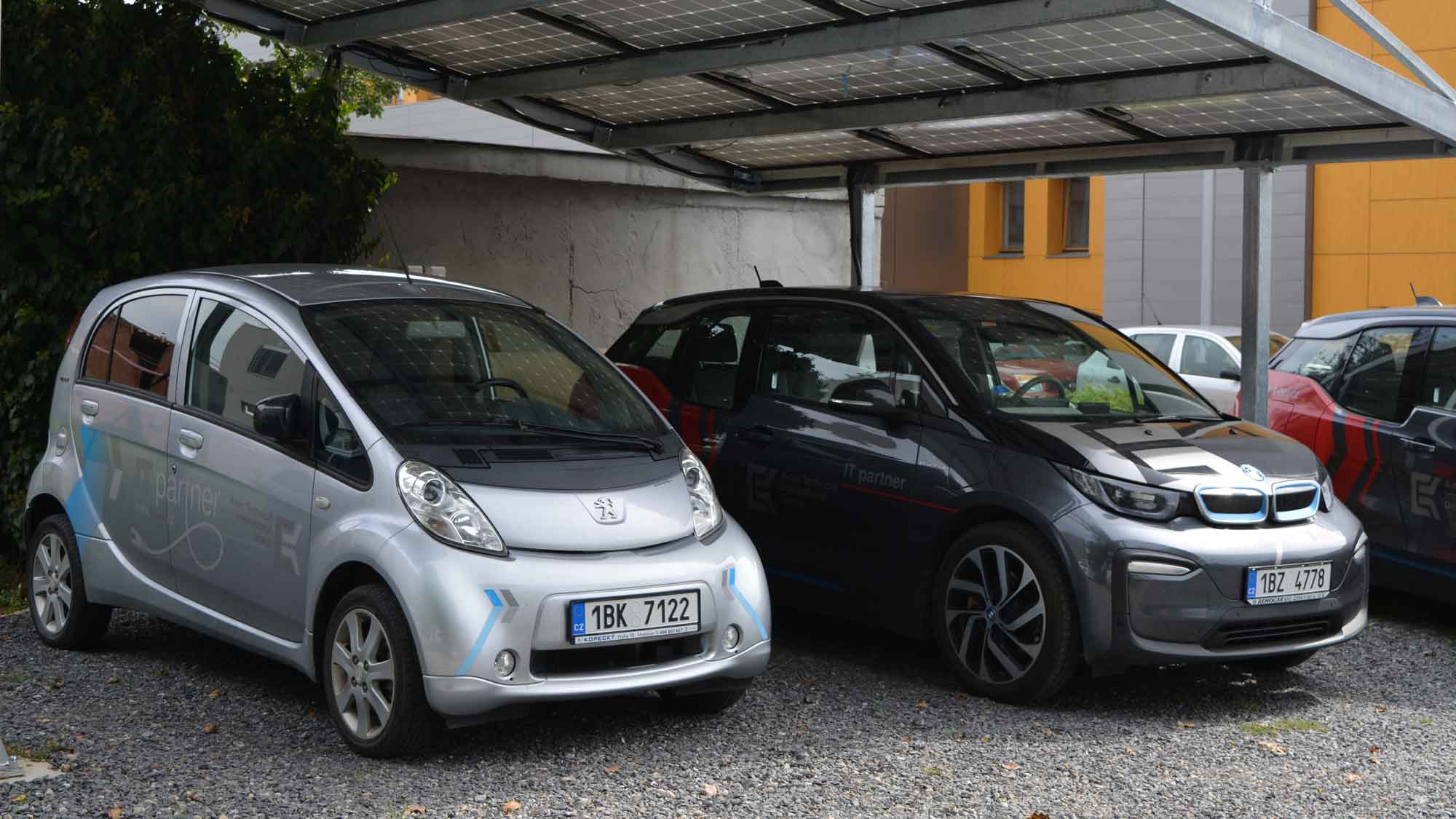 pohled na Peugeot iON a BMW i3 z K-net flotily