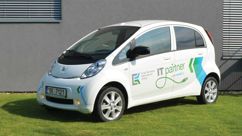 Pohled na stranu Peugeot iON z flotily K-net
