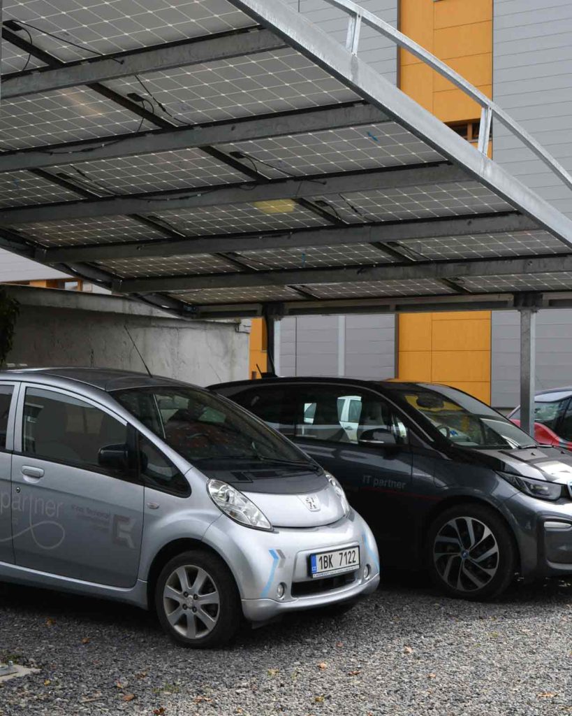 Stříška s fotovoltaickou elektrárnou pro dobíjení elektromobilů K-net