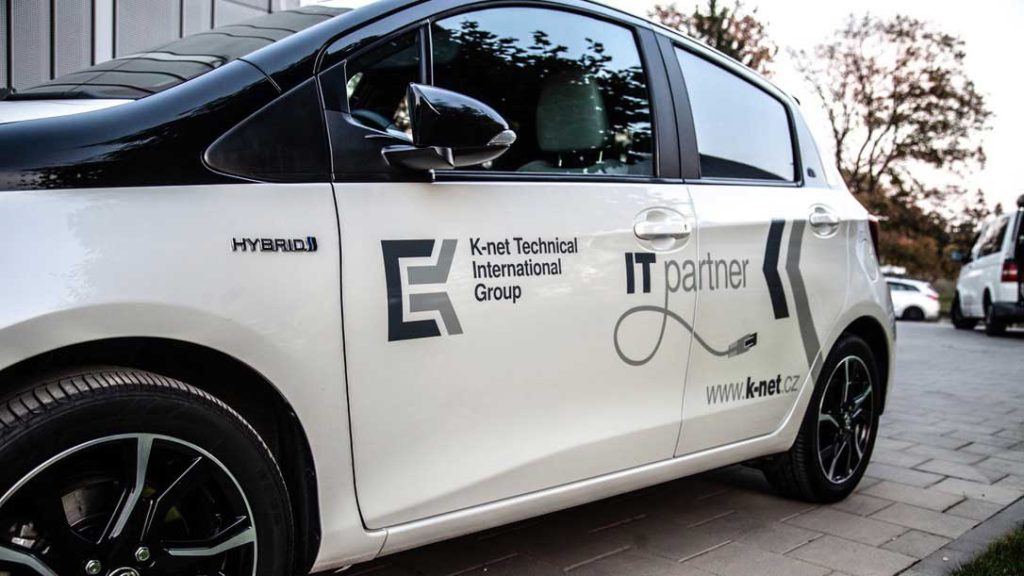 Pohled na stranu Toyota Hybrid z flotily K-net