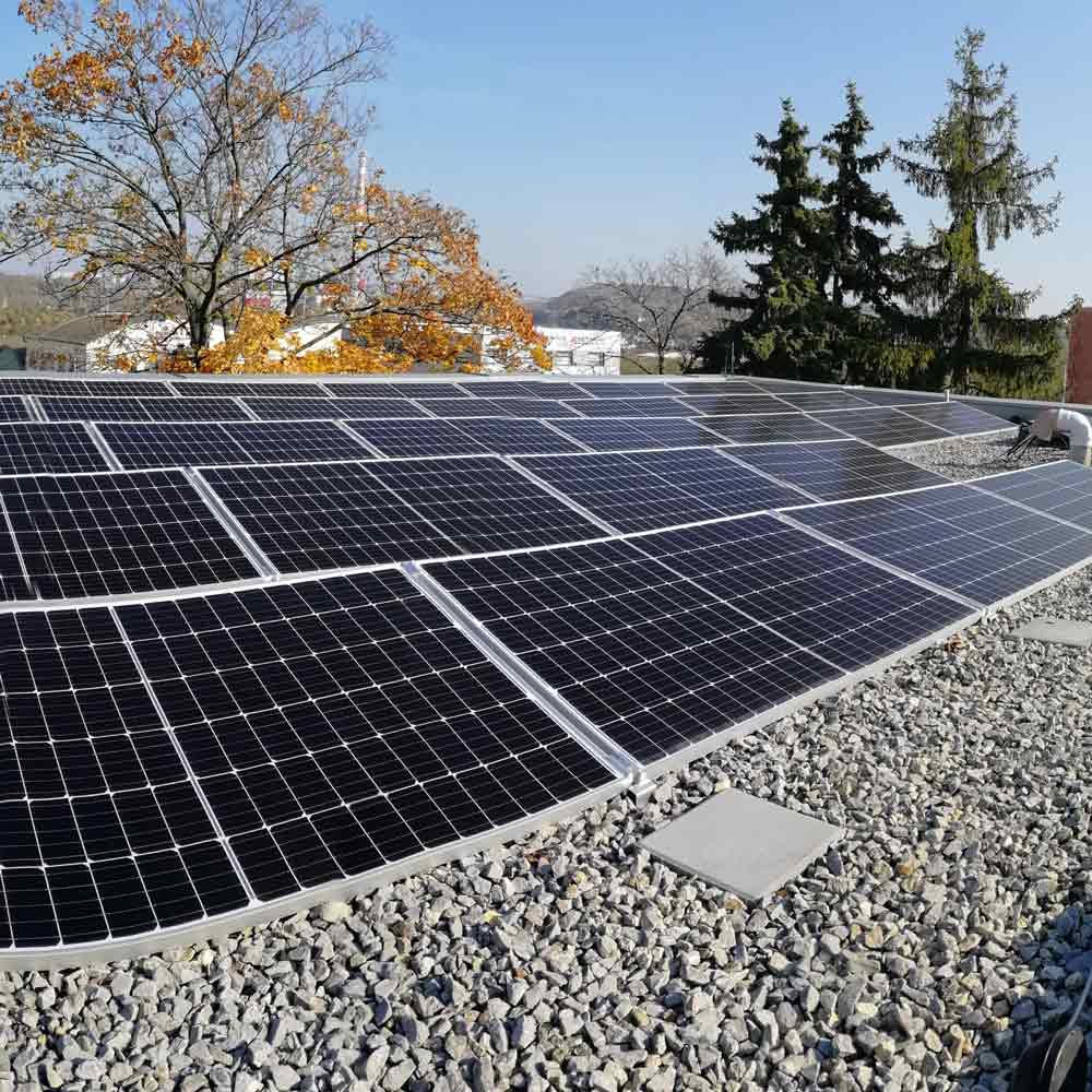 pohled na fotovoltaické panely na střeše budovy K-net v Brně