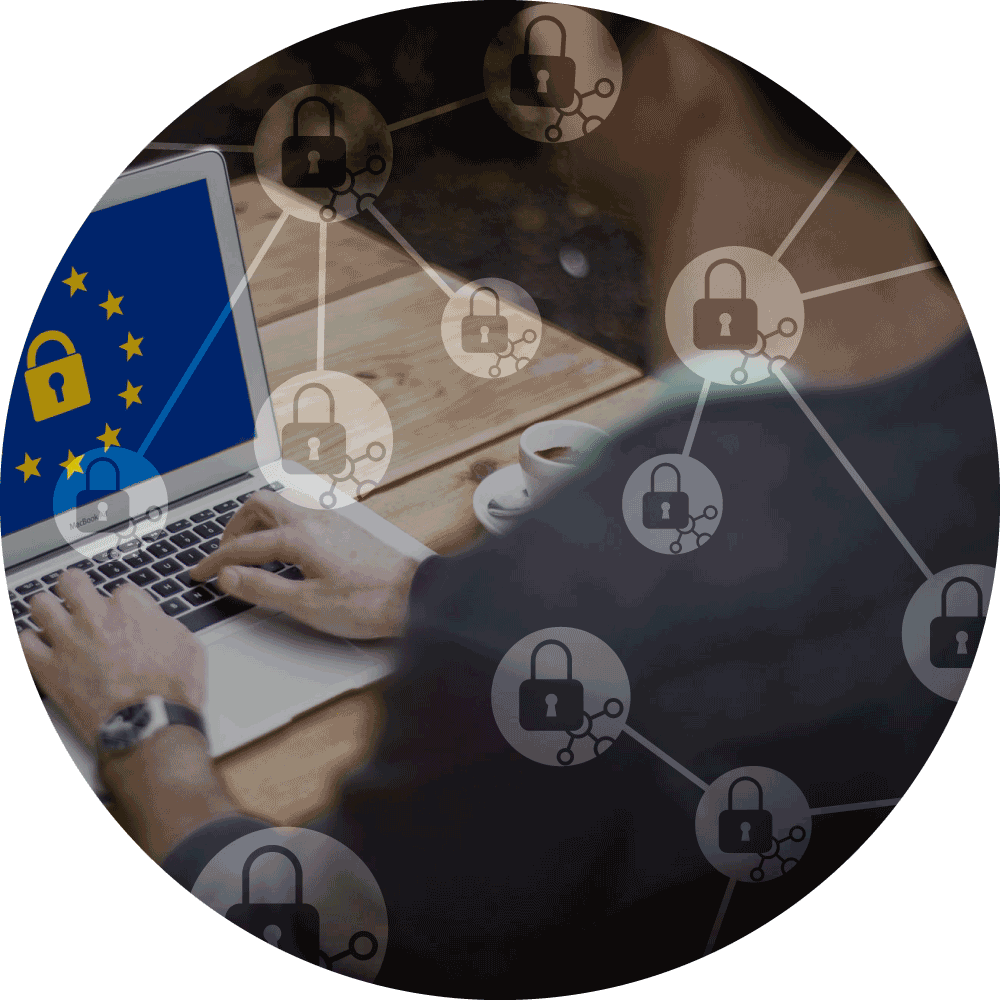 XL ikona Pověřenec, člověk stojí před počítačem, který zobrazuje logo GDPR