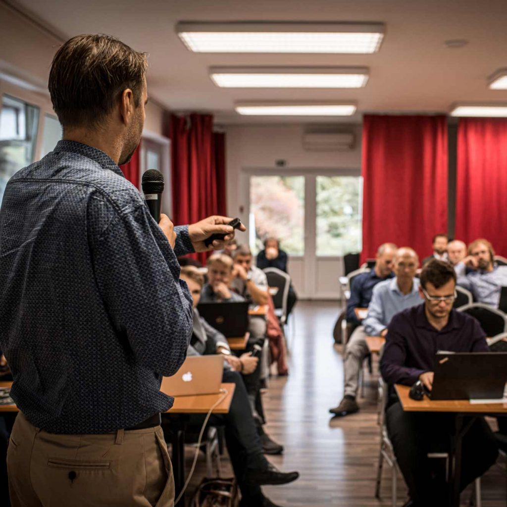 Petr Nepustil z K-netu pořádá konferenci během 15. zákazníkého dne