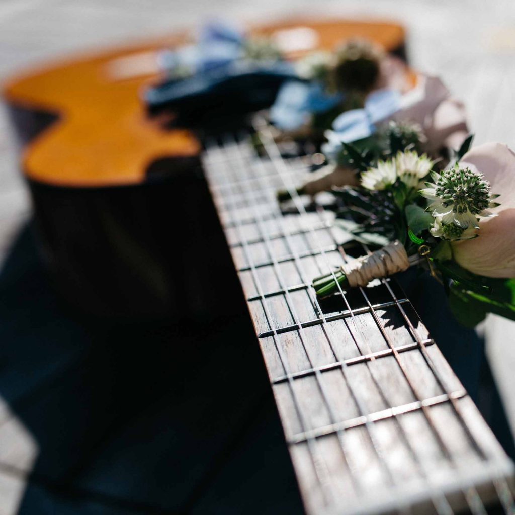 květiny visí na kytaru