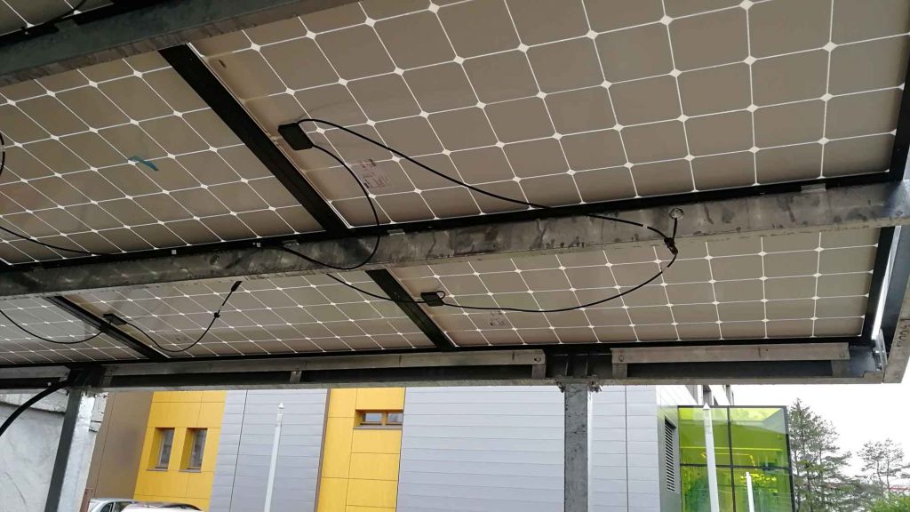 pohled na detail fotovoltaických panelů na přístřešku garáže K-net v Brně