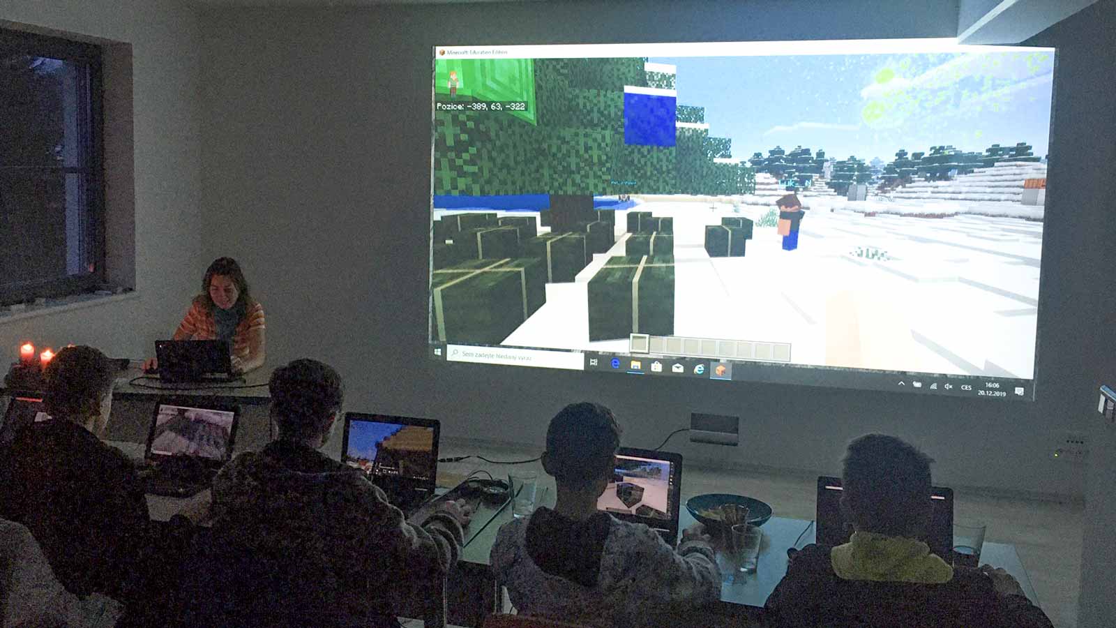 Děti v IT kroužku vyrábí vánoční scenerií v Minecraftu