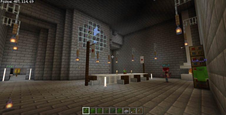 Chlapci v IT kroužku v Minecraftu staví přijímací sál ve středověkém hradě.