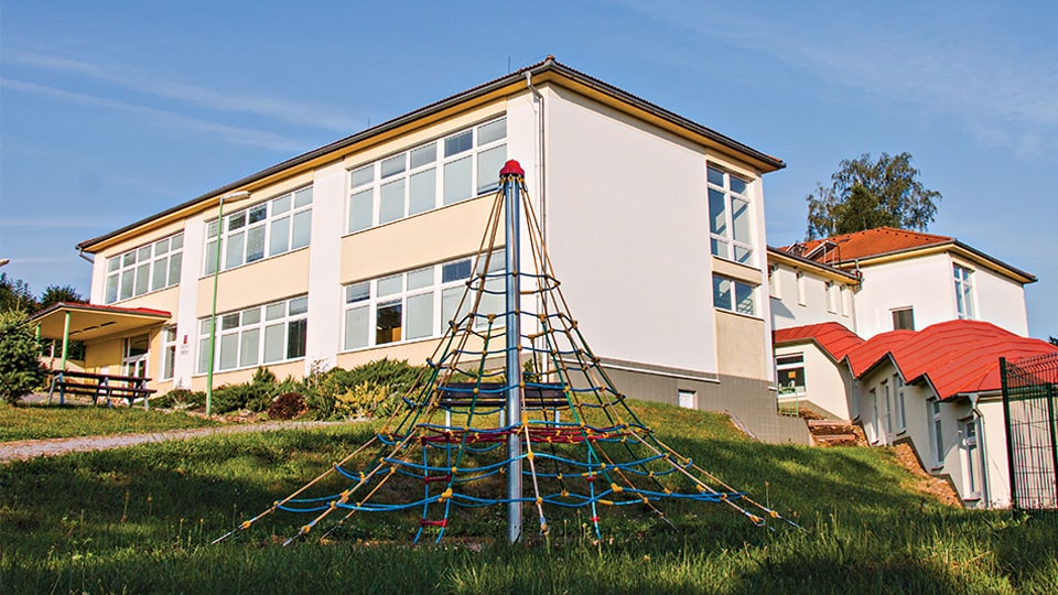 Budova základní školy ve Strážku