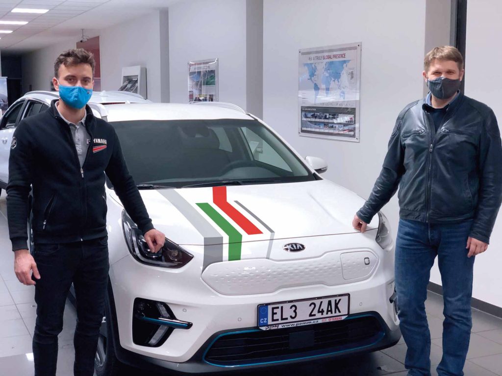 Pan Soukup ze společnosti PEMM Brno s.r.o. předává panu Knettigovi elektromobil KIA.