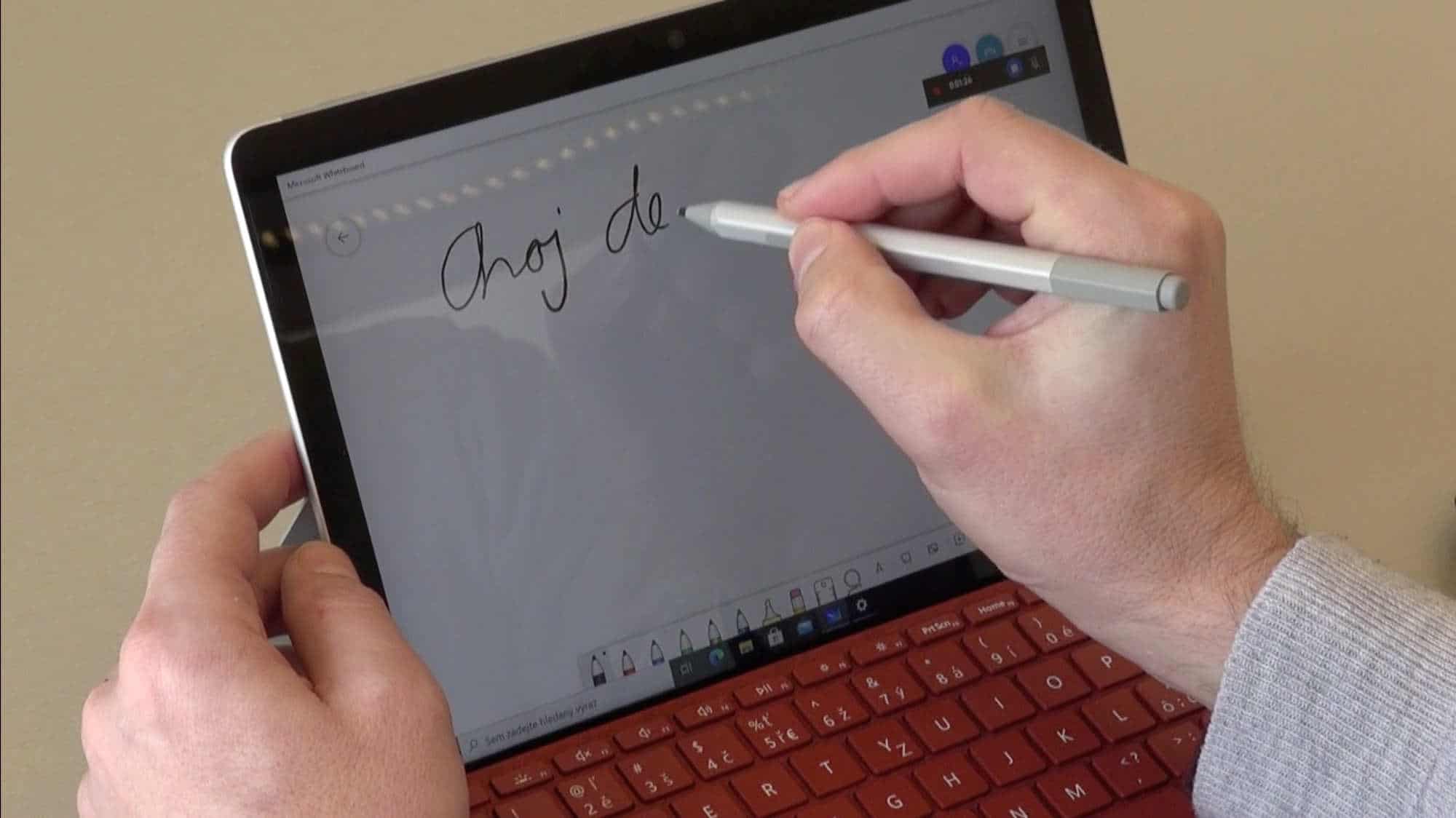 Psaní dotykovým perem po obrazovce tabletu Surface Go 2