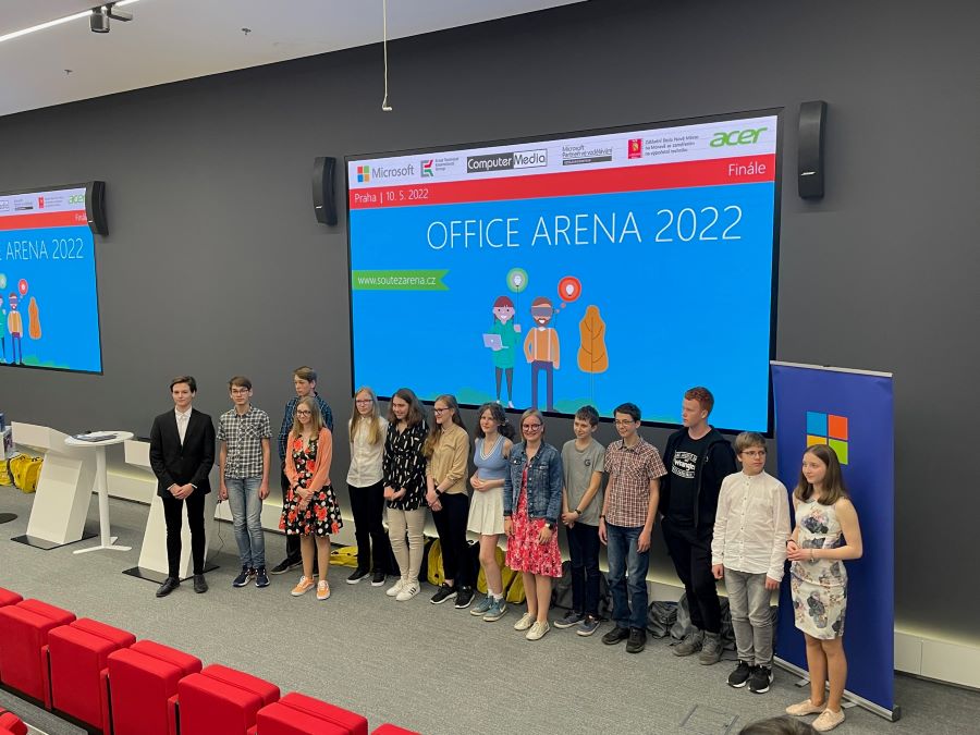 Společná fotografie finalistů skupiny A soutěže Office Arena 2022