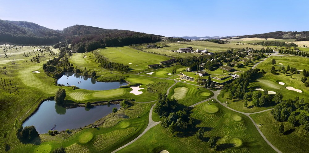 Letecký pohled na golfové hřiště hotelu Kaskáda Brno
