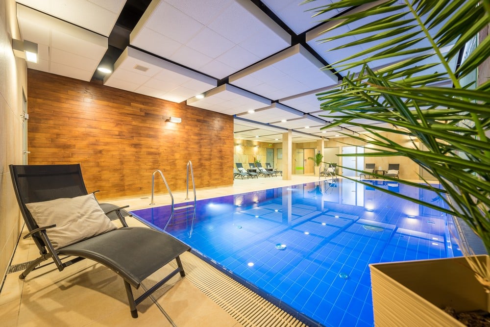 vnitřní bazén wellnessu v hotelu Kaskáda Brno